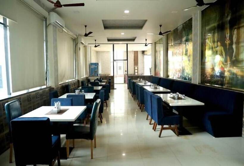 בית מלון כפרי Krushna Express Inn