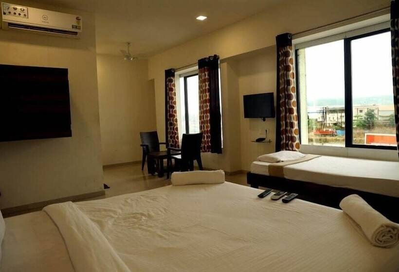 בית מלון כפרי Krushna Express Inn