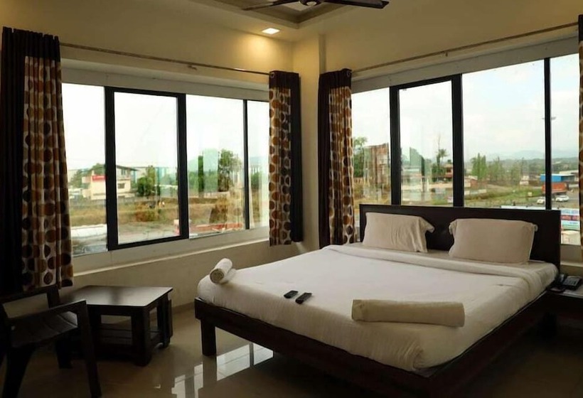 בית מלון כפרי Krushna Express Inn