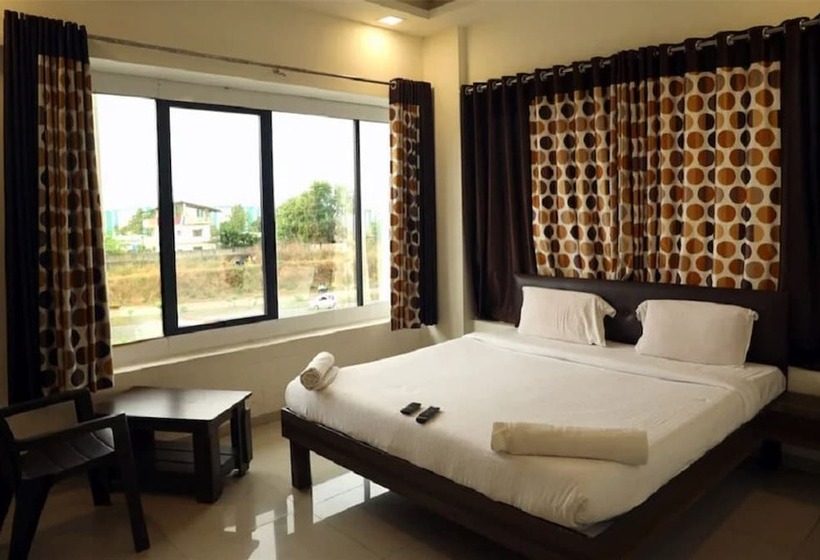 בית מלון כפרי Krushna Express Inn