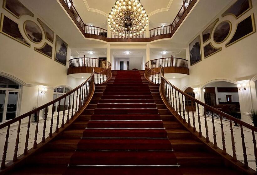 فندق Montrose Golf Resort & Spa