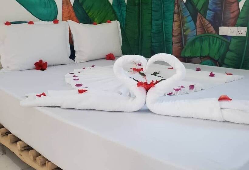 Отель Pole Pole House