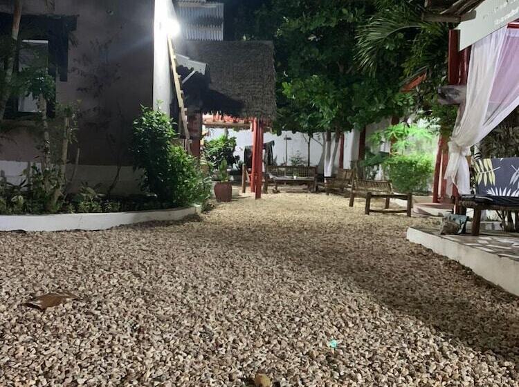 Отель Pole Pole House