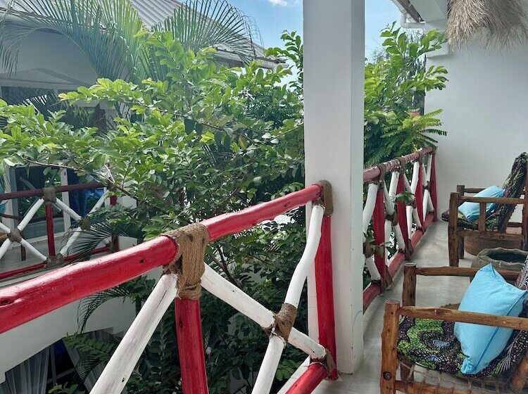 Отель Pole Pole House