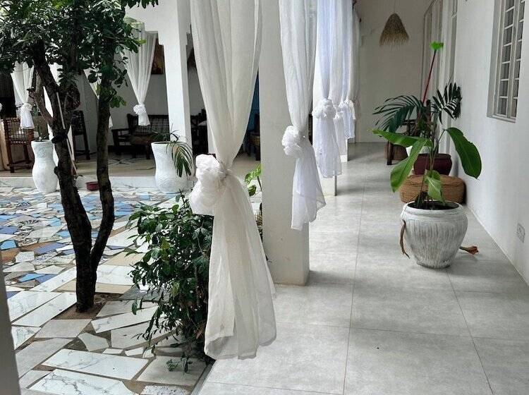 Отель Pole Pole House