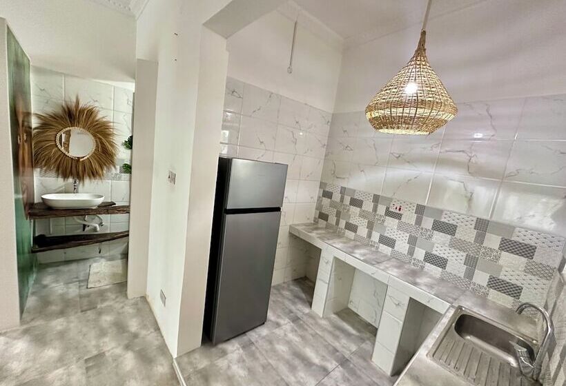 Отель Pole Pole House