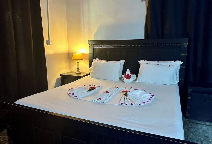 Отель Pole Pole House