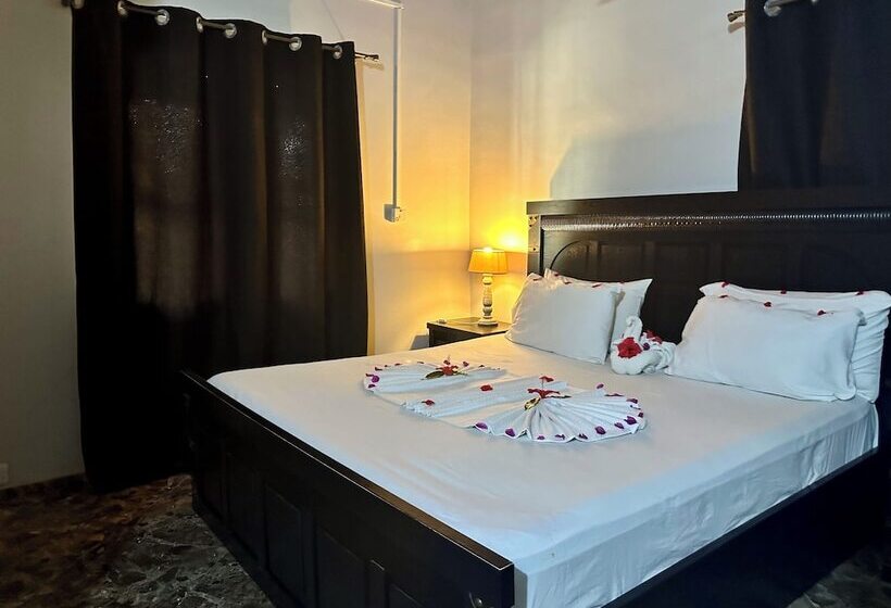 Отель Pole Pole House