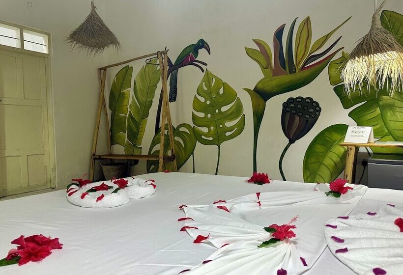 Отель Pole Pole House