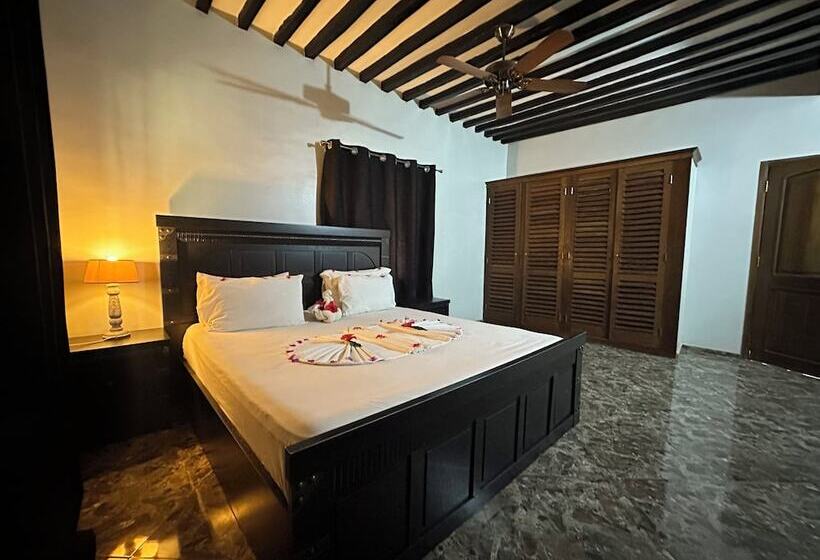 Отель Pole Pole House