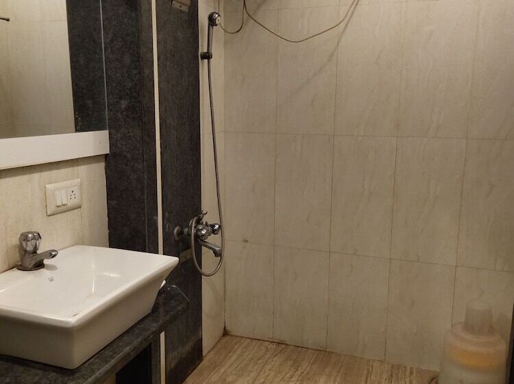 فندق Praveen International