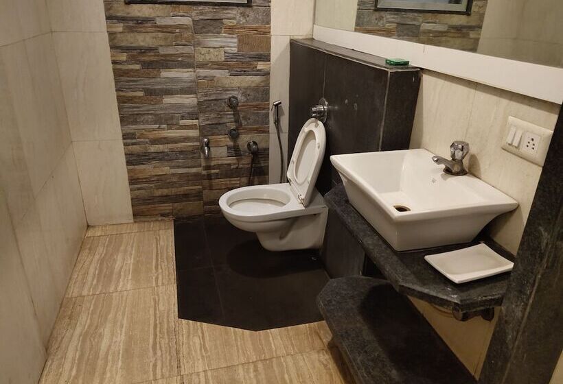 فندق Praveen International