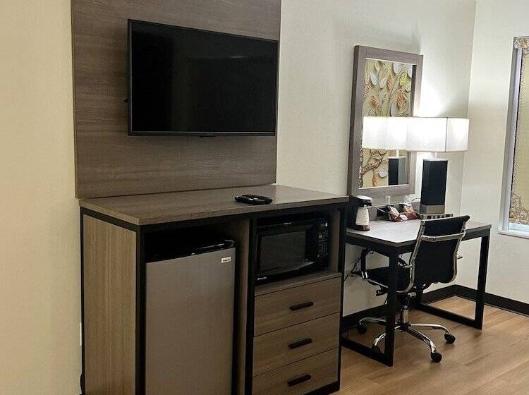 فندق Saffron Inn & Suites