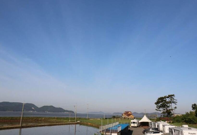 Отель Taean Mom Village Caravan Camping