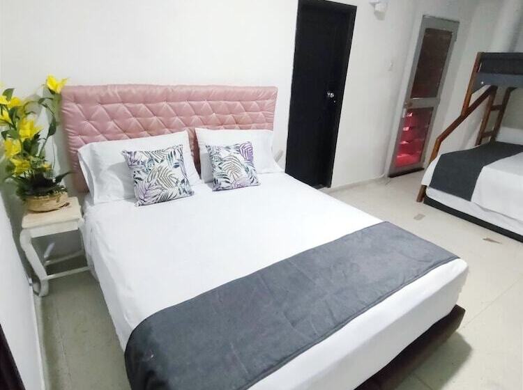 ホテル Tranvia Santa Marta