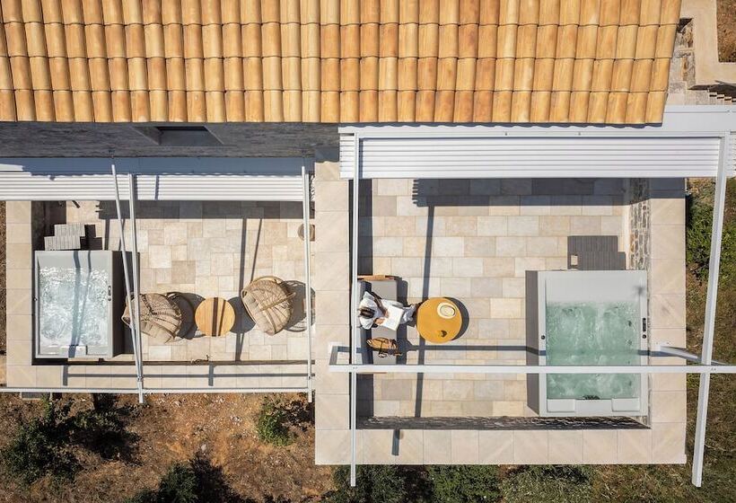 בית מלון כפרי Trapela Limeni Luxury Suites