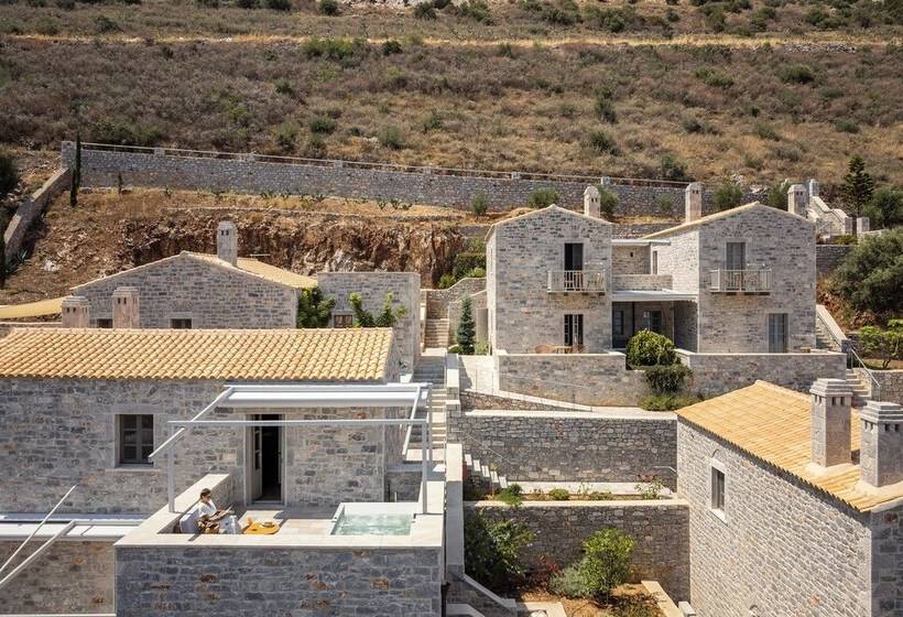 בית מלון כפרי Trapela Limeni Luxury Suites