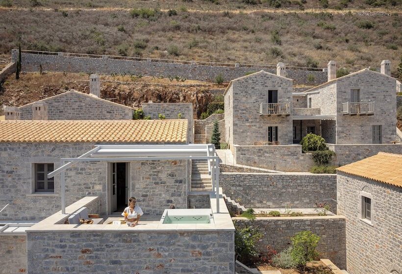 בית מלון כפרי Trapela Limeni Luxury Suites