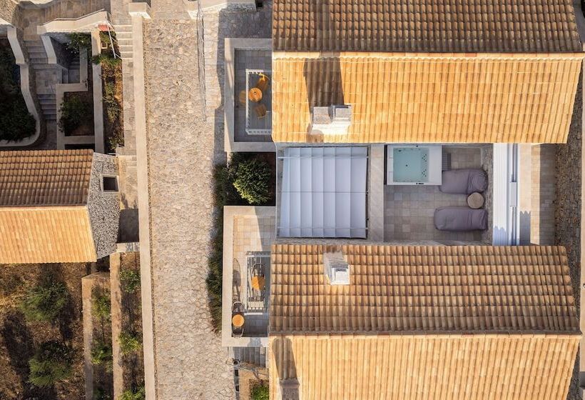 בית מלון כפרי Trapela Limeni Luxury Suites