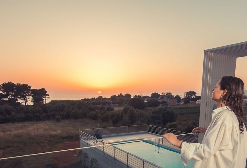 Io Luxury Pool & Hot Tub Suites