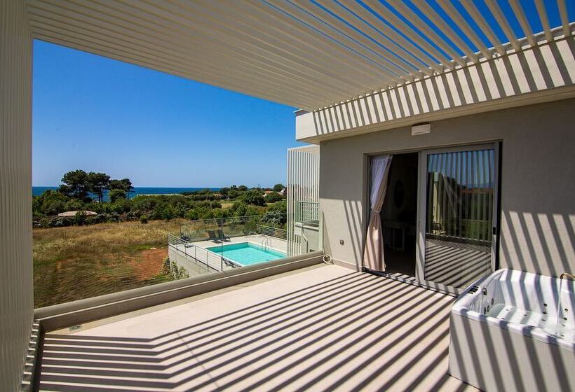 Io Luxury Pool & Hot Tub Suites