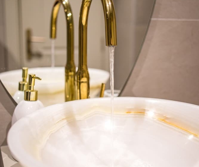 Io Luxury Pool & Hot Tub Suites