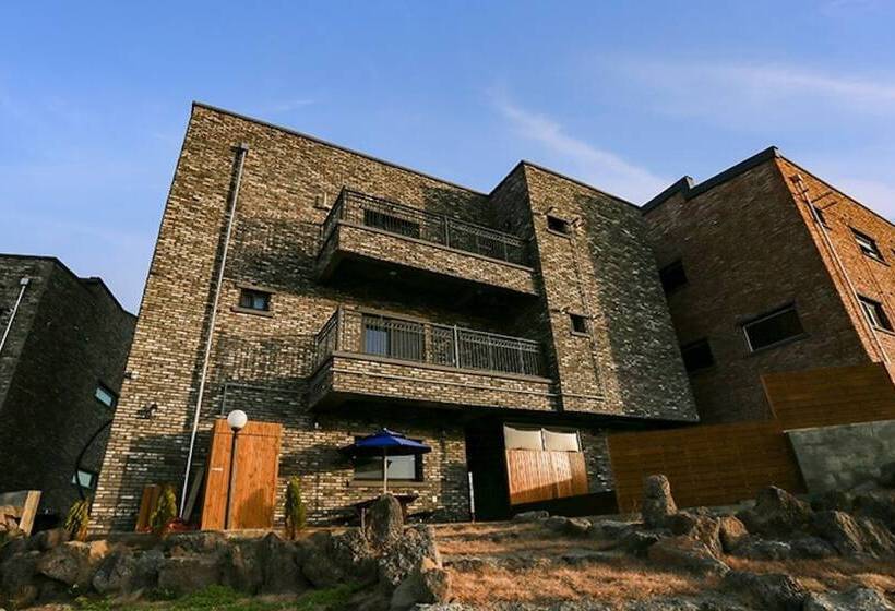 Jeju Woljeong Hill Pension