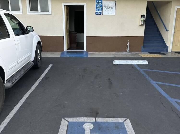 فندق على الطريق American Inn