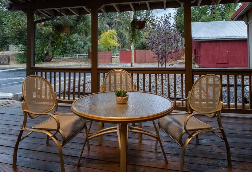 מוטל Buck Meadows Lodge