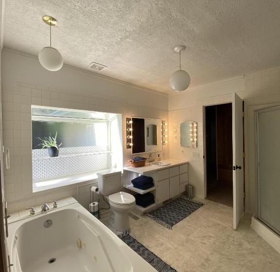 فندق على الطريق Columbia Point Resort