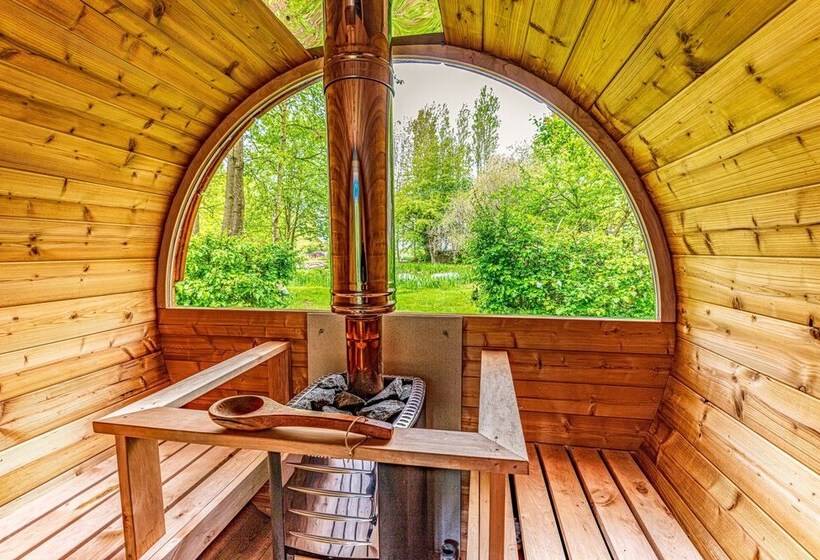 Narrowboat With Hot Tub, Spa, Cruising And More