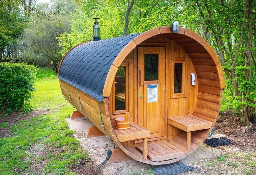 Narrowboat With Hot Tub, Spa, Cruising And More