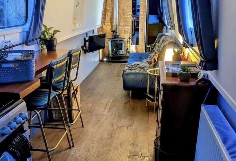 Narrowboat With Hot Tub, Spa, Cruising And More