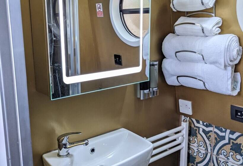 Narrowboat With Hot Tub, Spa, Cruising And More