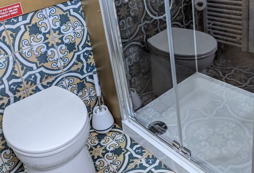 Narrowboat With Hot Tub, Spa, Cruising And More