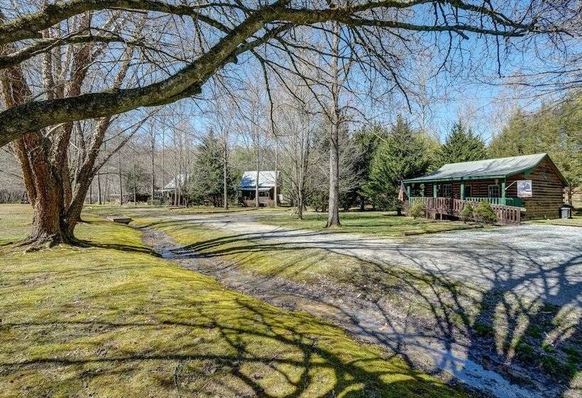 פנסיון Cobb Creek Cabins