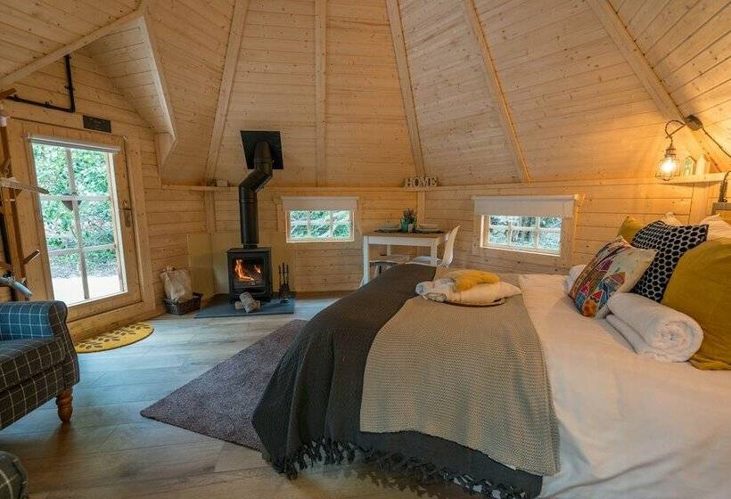 Copper Beech Cabin For Couples, Outdoor Bath