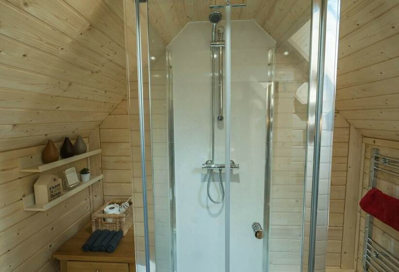 Copper Beech Cabin For Couples, Outdoor Bath