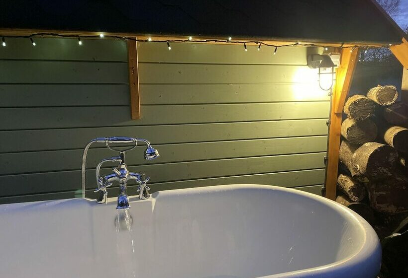 Copper Beech Cabin For Couples, Outdoor Bath