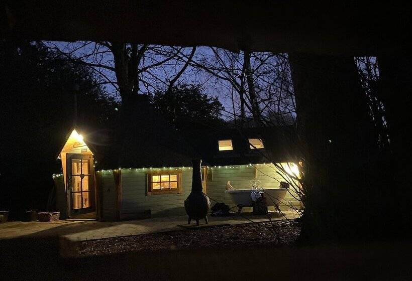 Copper Beech Cabin For Couples, Outdoor Bath