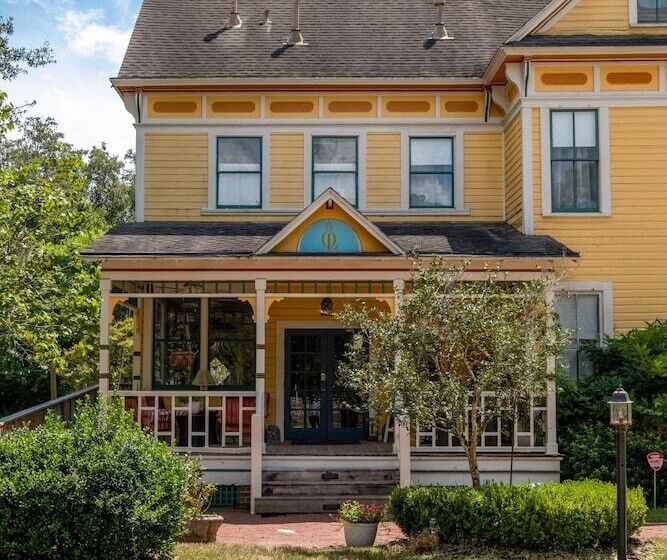 The Laurel Oak Inn Bed And Breakfast