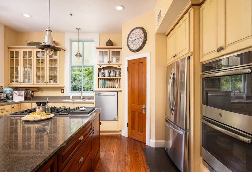 The Laurel Oak Inn Bed And Breakfast