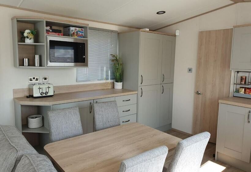 The Sea Breeze   Captivating Caravan In Camber