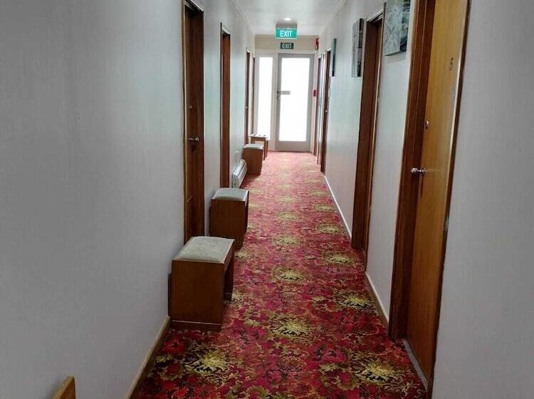 Мотель Whitehorse Inn