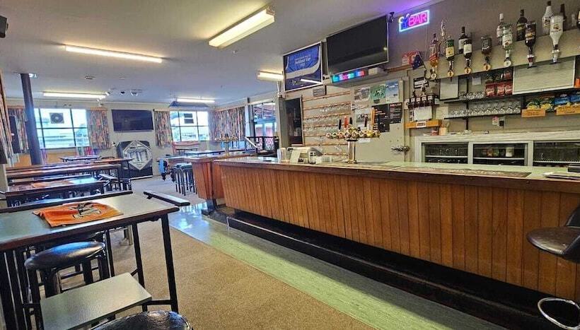 Мотель Whitehorse Inn