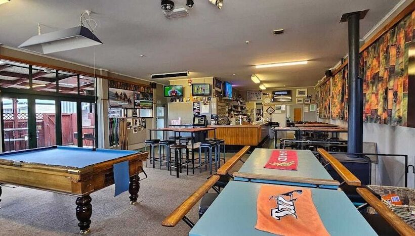 Мотель Whitehorse Inn