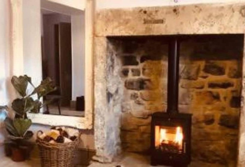 1700s Canalside Cottage Sleeps Up To 12 Guests