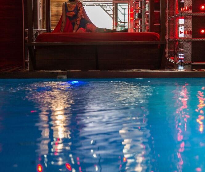 ユースホステル Reina Roja Hostal