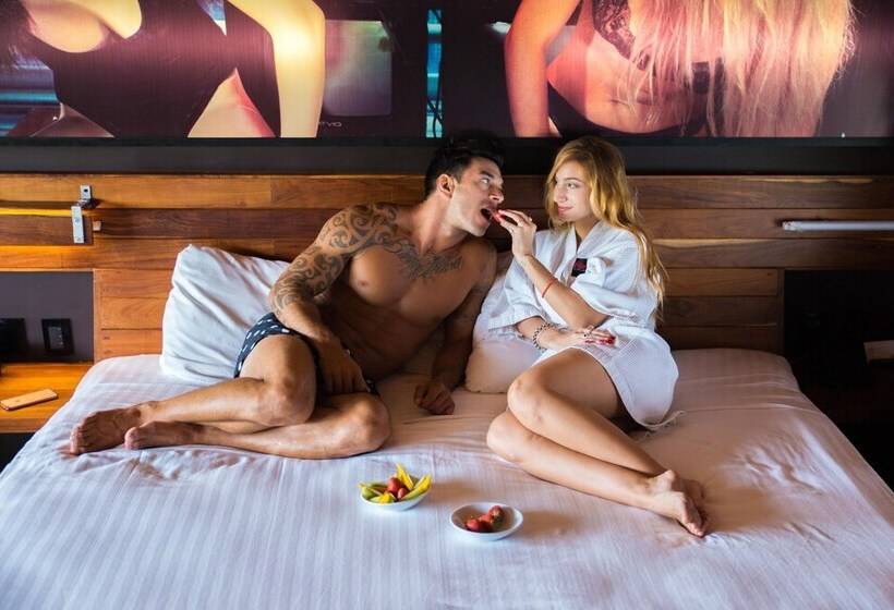 ユースホステル Reina Roja Hostal