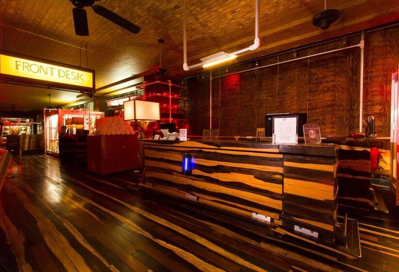 ユースホステル Reina Roja Hostal